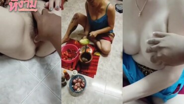 ป้าฟ้าใน vk ตำส้มตำโชว์คนดู ก่อนหนุ่มหื่นจะจับหีป้าจนแฉะ แล้วเอาควยเย็ดหีสดๆ จนหีแก่ๆของป้าต้องเสียวซ่านเลย