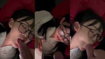น้องหมวย สาวแว่นน่าเย็ดกำลังนอนเล่นเกมอยู่ไม่รู้แฟนเงี่ยนมาจากไหน เอาควยมายัดปากให้น้องอมควยให้เฉยเลย หน้าตาน้องโคตรสวยน่ารักจัดใครเห็นก็อดใจไม่ไหวจริงๆ